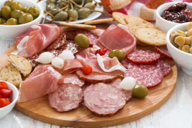Çeşitli Şarküteri et aperatifler, sosis ve turşu gemide