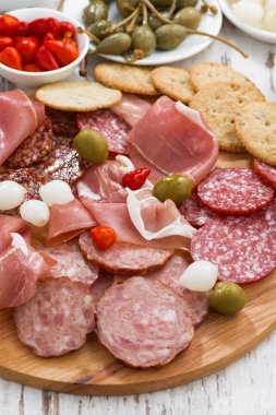 Çeşitli et aperatifler, sosis ve ahşap tahta üzerinde turşu