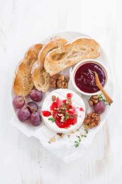 Camembert berry reçel ve Beyaz ahşap zemin üzerinde tost ile