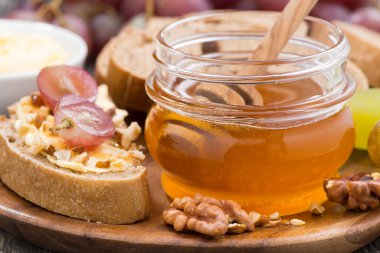 aromalı tatlım, ekmek tereyağı ve üzüm, yakın çekim