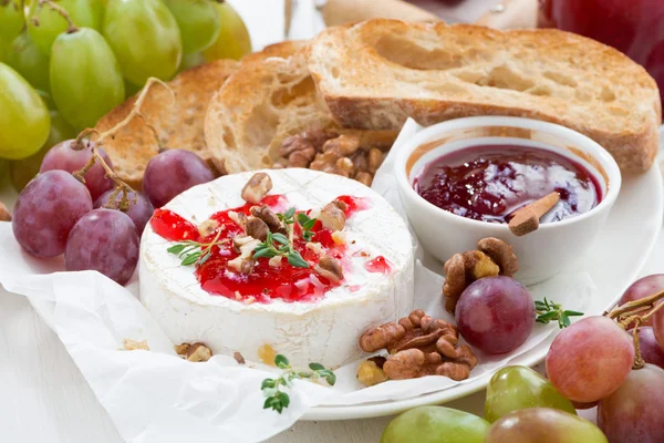 Meze şarap için-camembert berry reçel, kızarmış ekmek ve meyve — Stok fotoğraf