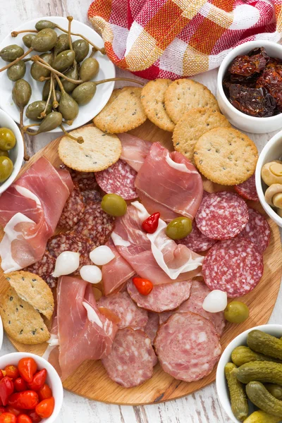 Diverse deli kött snacks, korv och pickles ombord — Stockfoto