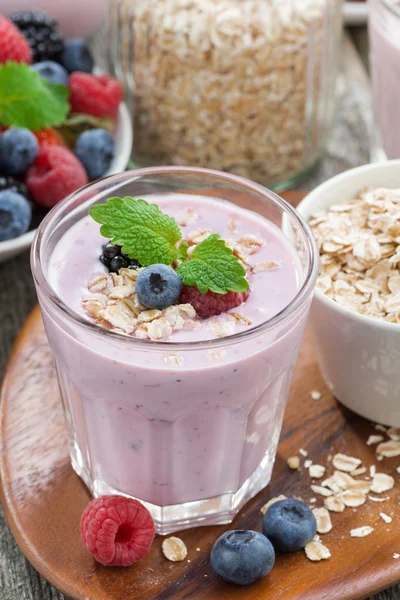 Frullato di bacche con farina d'avena in un bicchiere, verticale, vista dall'alto — Foto Stock