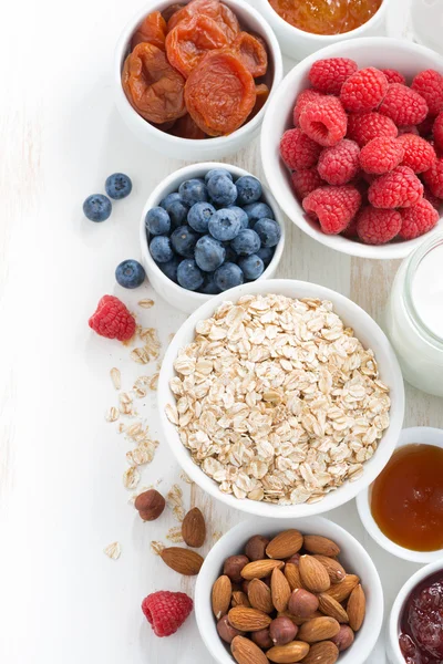 Cereales y varios ingredientes deliciosos para el desayuno, vista superior — Foto de Stock