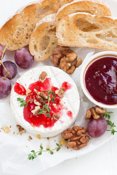 Camembert con mermelada de bayas y tostadas, vertical, vista superior — Foto de Stock