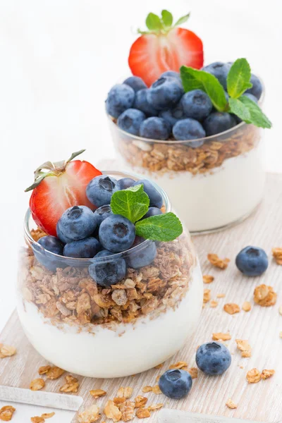 Dessert diététique avec yaourt, granola et baies fraîches, vertical — Photo