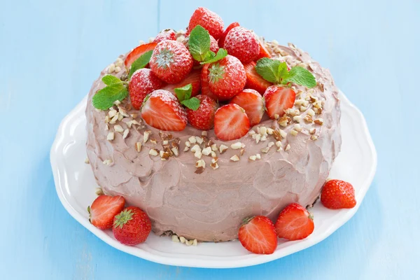 Schokoladenkuchen mit frischen Erdbeeren — Stockfoto