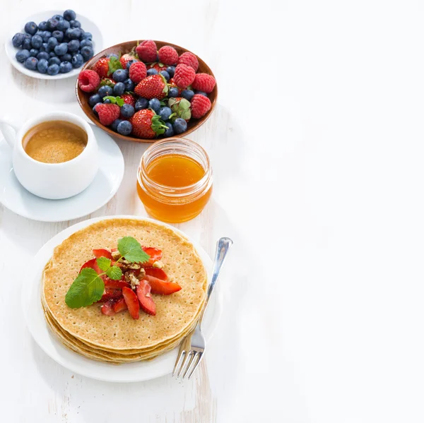 Crepes med jordgubbar och honung till frukost — Stockfoto