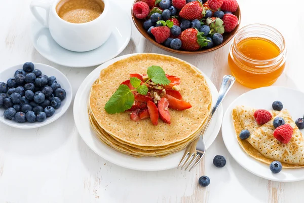 Crepes with strawberries and honey for breakfast — Stock Photo, Image