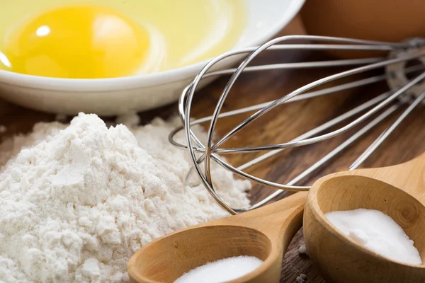 Яйце, борошно та інгредієнти для випічки крупним планом — стокове фото