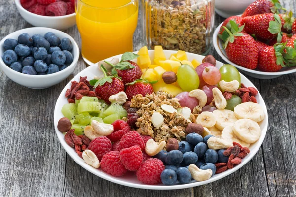 Ingredienser för en hälsosam frukost - bär, frukt och müsli — Stockfoto