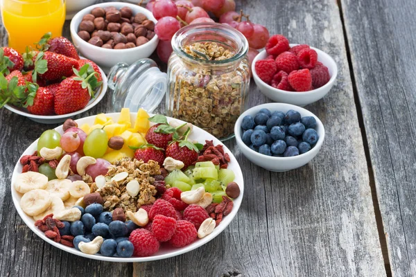 Zutaten für ein gesundes Frühstück - Beeren, Obst, Müsli — Stockfoto