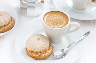 taze cappuccino ve kek beyaz masada, yatay