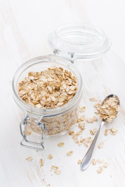bir cam kavanoz içinde ev yapımı granola
