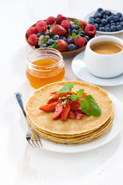 Crepes with strawberries and honey for breakfast, vertical — Stock Photo, Image