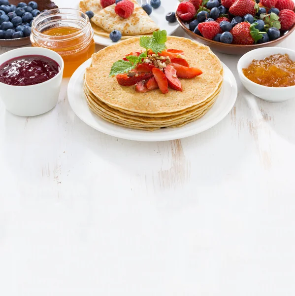 Delicious crepes with strawberries and honey — Stock Photo, Image