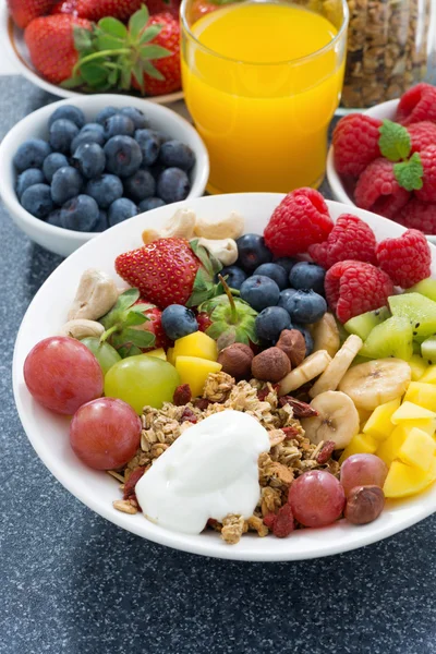 Alimentos para um pequeno-almoço saudável - bagas frescas, frutas, nozes — Fotografia de Stock