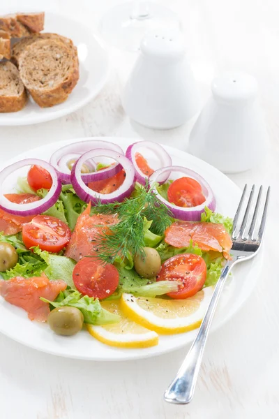 Frischer Salat mit gesalzenem Lachs, senkrecht — Stockfoto