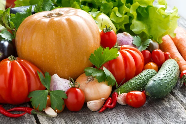 Cosecha de verduras frescas de temporada en mesa de madera — Foto de Stock