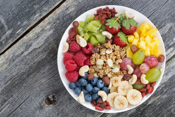 Ingredientes para un desayuno saludable en un plato —  Fotos de Stock