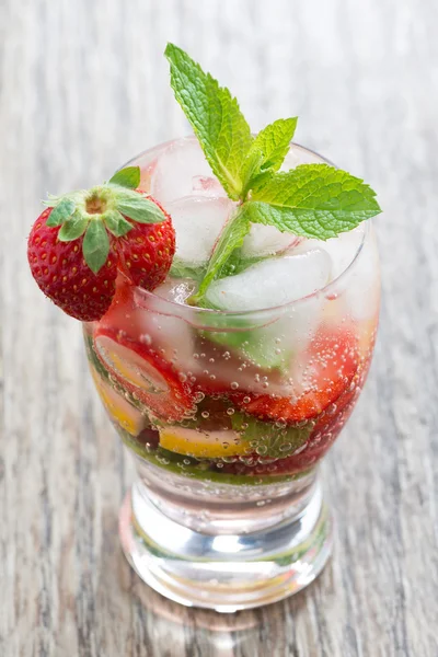Refrescante limonada de fresa y cítricos con menta — Foto de Stock