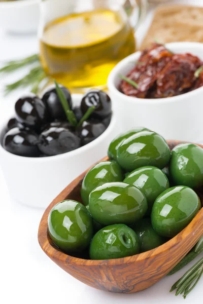 Surtido de antipasti - aceitunas, encurtidos, aceite de oliva, romero fresco — Foto de Stock