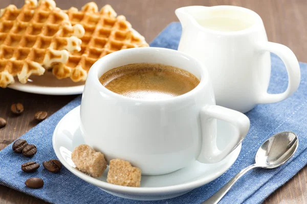 Ontbijt met koffie, wafels en honing, close-up — Stockfoto