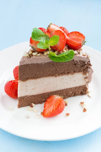 Pedazo de pastel de chocolate de tres capas con fresas frescas —  Fotos de Stock