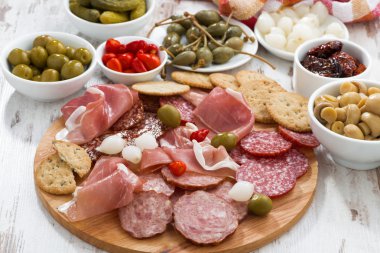 Çeşitli et aperatifler, sosis ve ahşap tahta üzerinde turşu