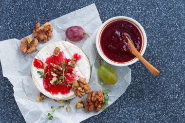 Camembert berry reçel, taze üzüm ve fındık, ana sayfa görünümü