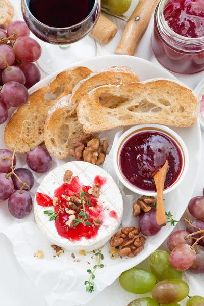 Appetizers for wine - camembert with berry jam, toast and fruit — Stock Photo, Image