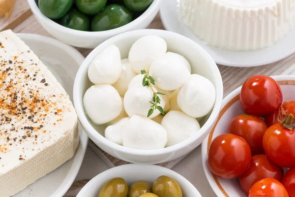 Formaggi morbidi e sottaceti assortiti, vista dall'alto — Foto Stock