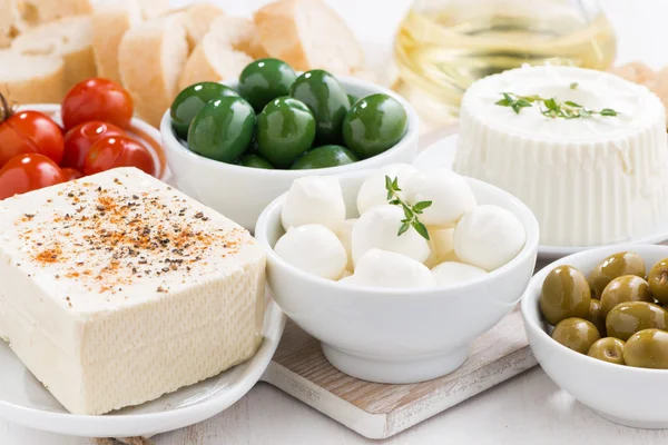 Assorted soft cheeses and pickles — Stock Photo, Image