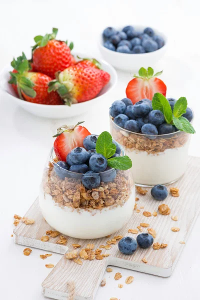 Diet efterrätt med yoghurt, müsli och färska bär, vertikal — Stockfoto