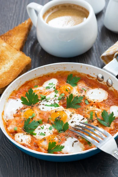 Křepelčí vejce smažená v rajčatovou omáčkou v pánvi na snídani — Stock fotografie
