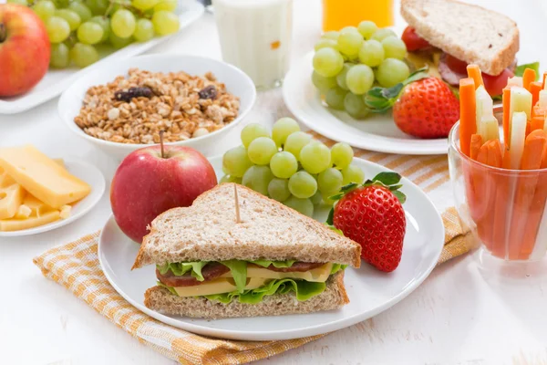 Café da manhã escolar saudável com frutas e legumes frescos — Fotografia de Stock