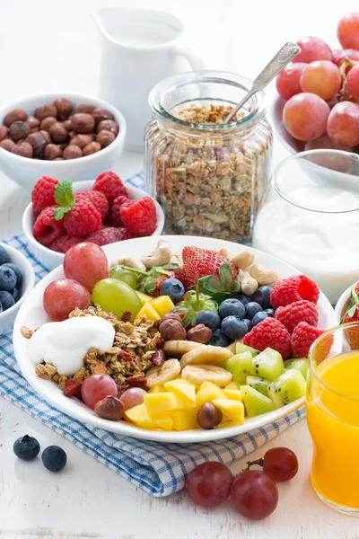 Sağlıklı kahvaltı - çilek, taze meyve ve tahıl plaka üzerinde — Stok fotoğraf