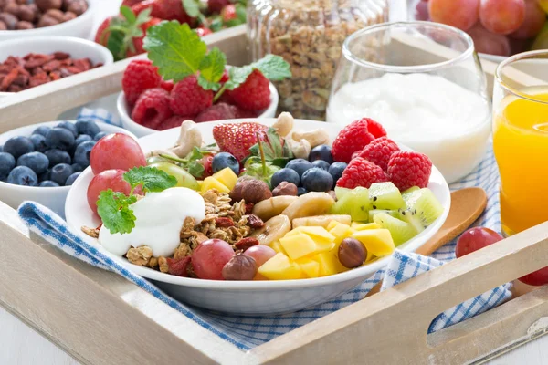 Gesundes Frühstück - Beeren, frisches Obst und Müsli — Stockfoto