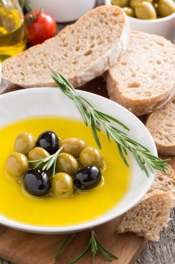 taze zeytin yağı ve İtalyan aperatifleri, dikey