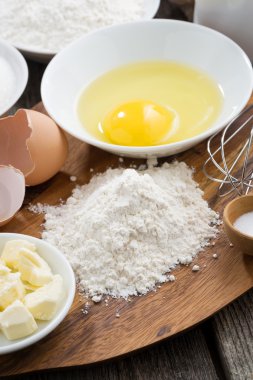 hazırlanan pişirme malzemelerin üzerine bir tahta masa, üstten görünüm