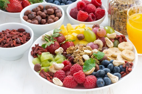 Productos para un desayuno saludable - bayas, frutas y cereales — Foto de Stock