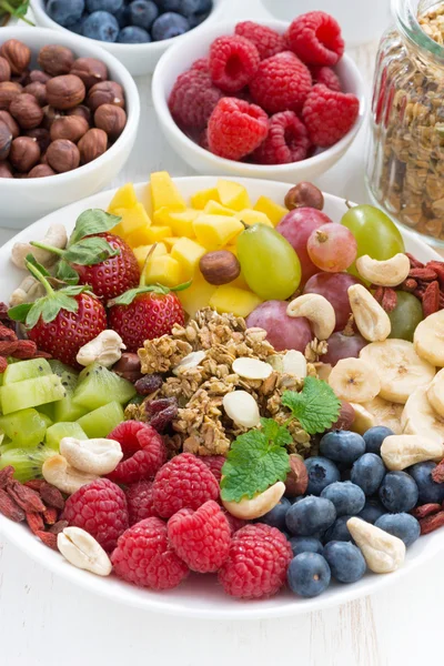 Productos para un desayuno saludable - bayas, frutas y cereales — Foto de Stock