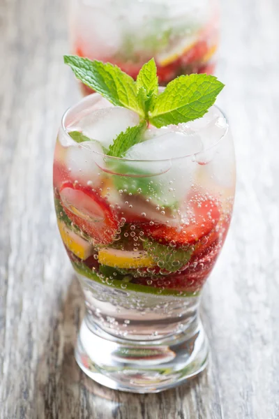 Aardbeien en citrus limonade verfrissend — Stockfoto