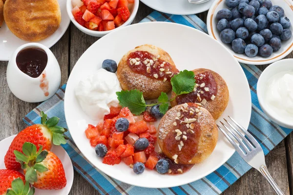 Sweet cheese pancakes with berries and cream for breakfast — Stock Photo, Image