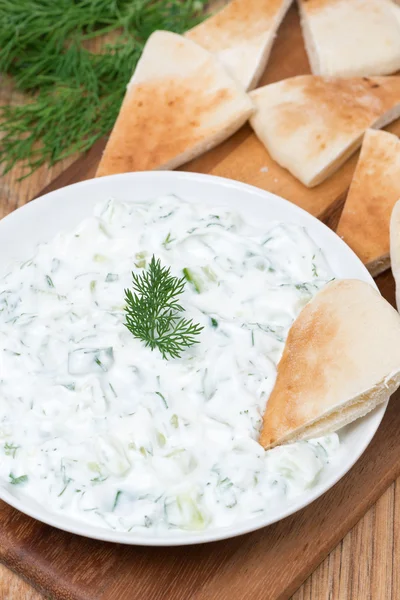 요구르트 소스 tzatziki 피타와 마늘, 오이, 허브와 함께 — 스톡 사진