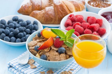 Kepekli flakes meyve ve çilek ile Kahvaltı