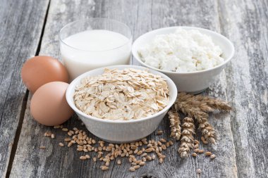 Yulaf ezmesi, yumurta, peynir ve süt