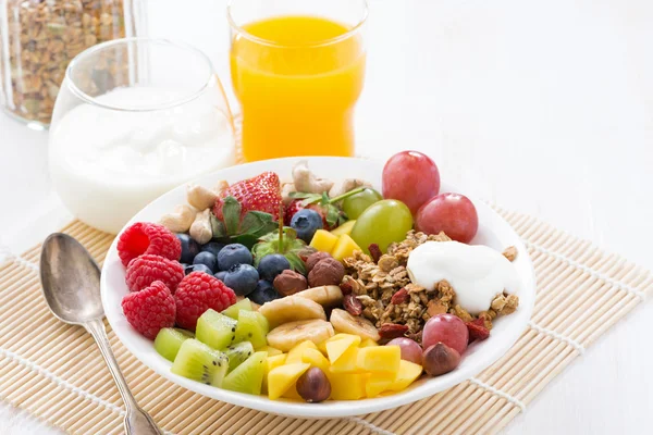 Berries, fruits, nuts and granola for a healthy tasty breakfast — Stock Photo, Image