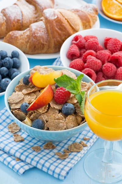 Desayuno con frutas y bayas en escamas, zumo de naranja — Foto de Stock