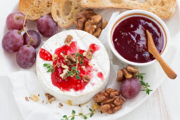 Camembert met berry jam en toast, top weergave — Stockfoto